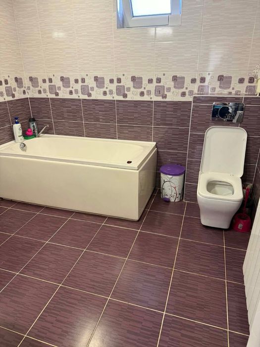 Къща с два двора и гараж готова за живеене