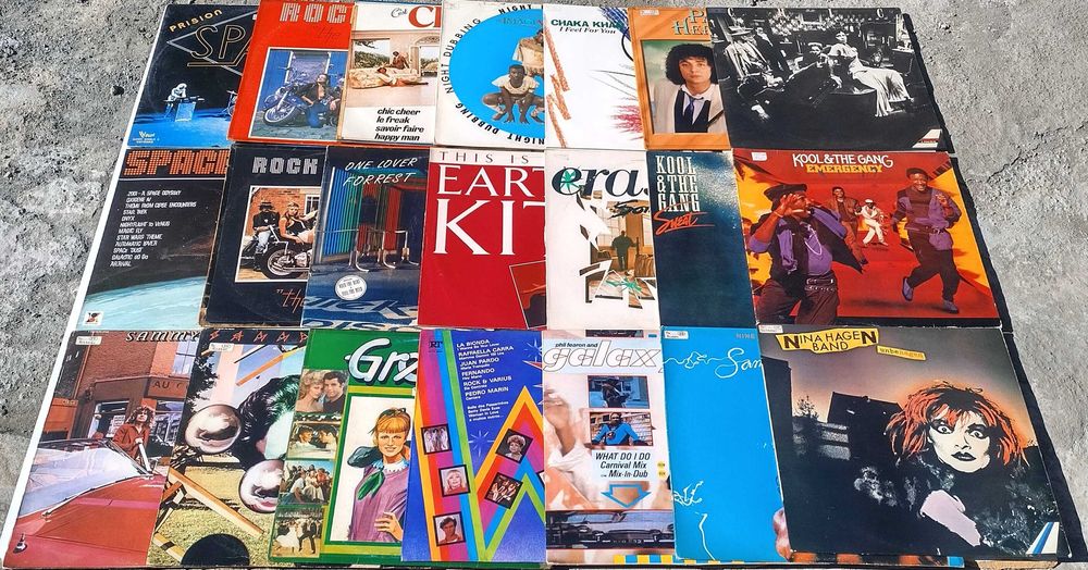 Лот, състоящ се от 112 винилови плочи, EP и LP плочи.