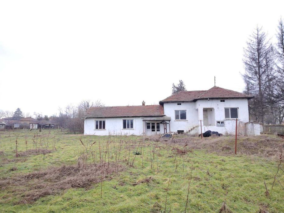 Къща с голямо и равно дворно място в близост до Плевен !