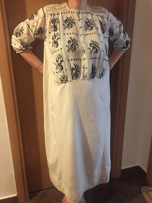 Rochie populara autentica lucrata manual pe panza de casa