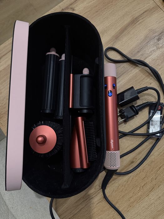 Dyson Airwrap с различни приставки