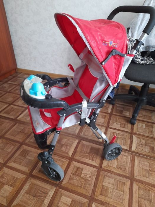 Детская коляска красного цвета