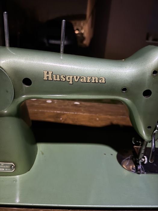 Ретро крачна шевна машина Хускварна