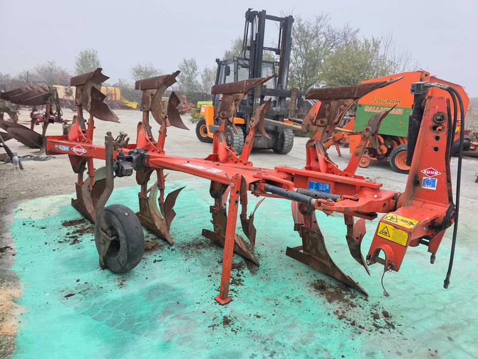 Plug Kuhn Master 120 reversibil  cu 4 brazde (3+1)