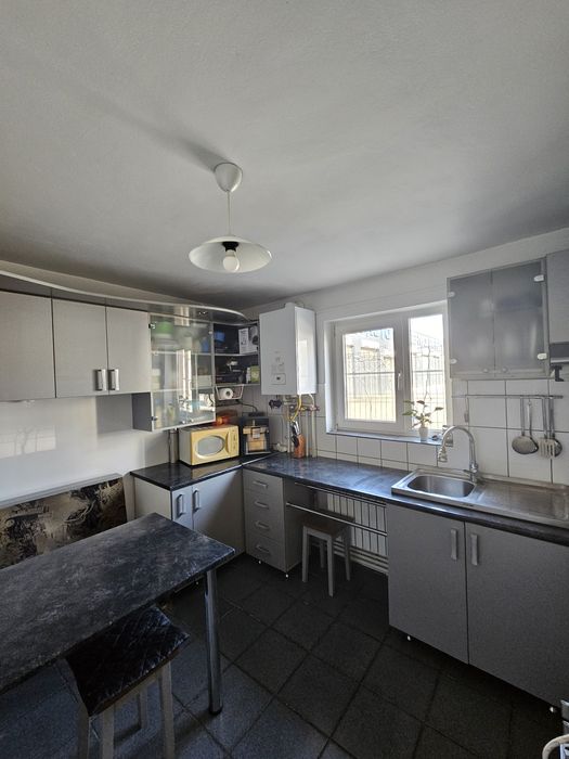 Se vinde mobilă de bucătărie inclusiv si colțarul.