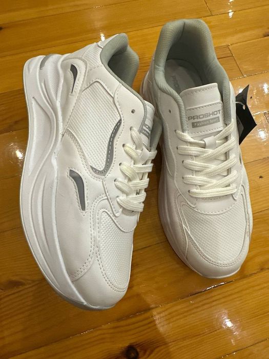 Акция, продается кроссовка