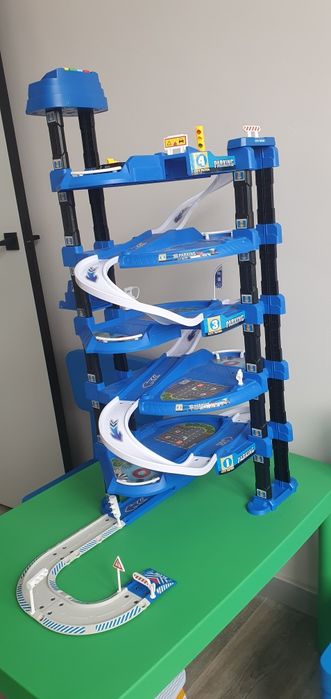 Продам два пакета игрушек