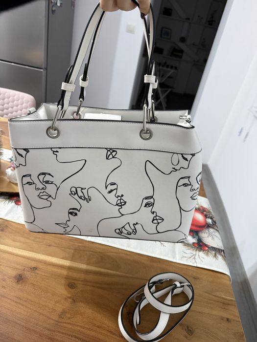 Дамска чанта с къси дръжки и една дълга