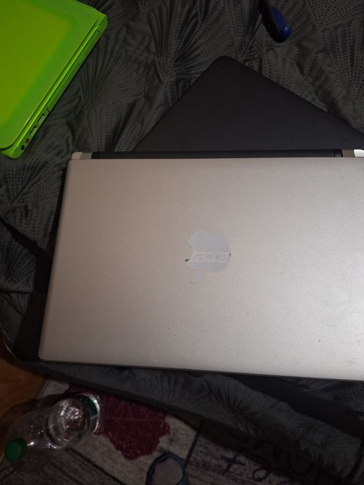 Laptop Incomplet  perfect functional Acer i3 ddr3