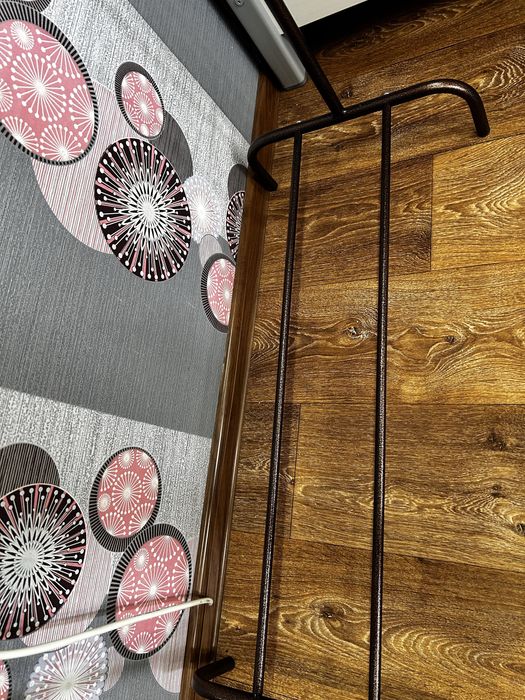 Продам стойку для одежды, крепкая.