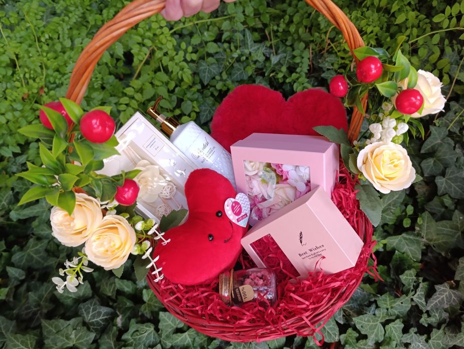 Подарочный бокс -корзинка с Пандорой браслетом для девушки