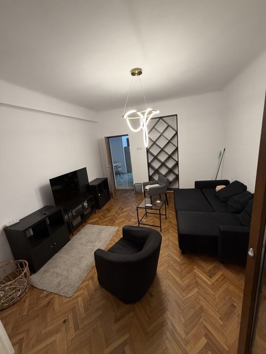Apartament ultracentral cu curte si garaj