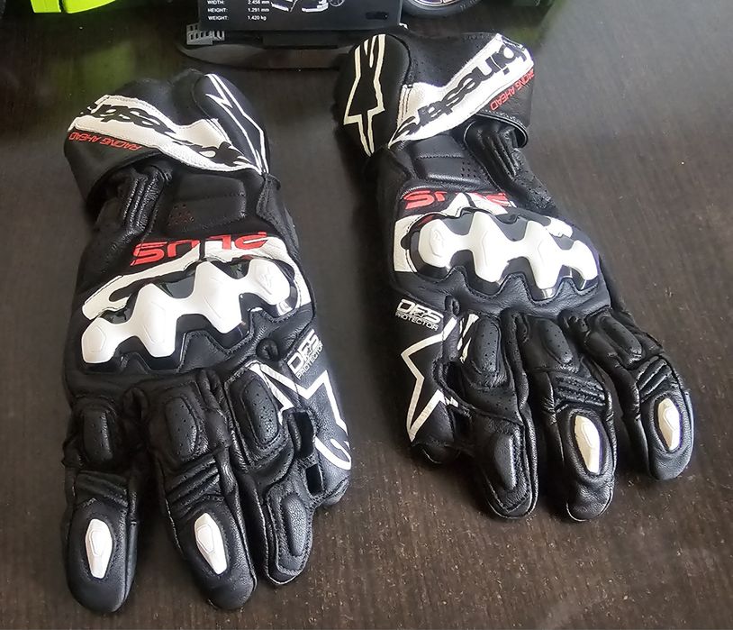 Manusi moto ALPINESTARS GP PLUS R V3 ca noi.