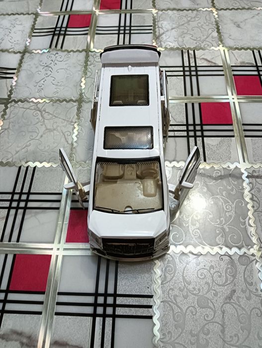 Машинка игрушка.