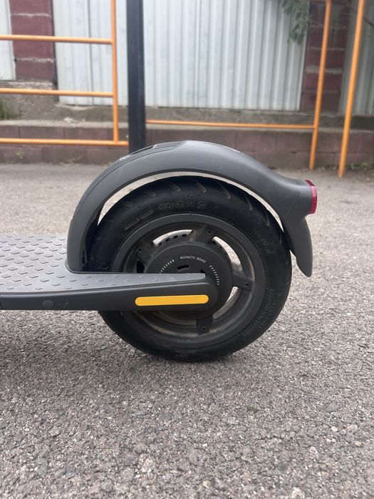 Электросамокат Ninebot KickScooter E25 черный