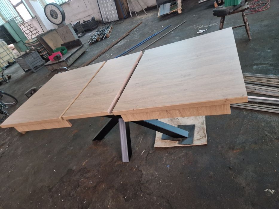 Masă cu schelet metalic și masă lemn masiv