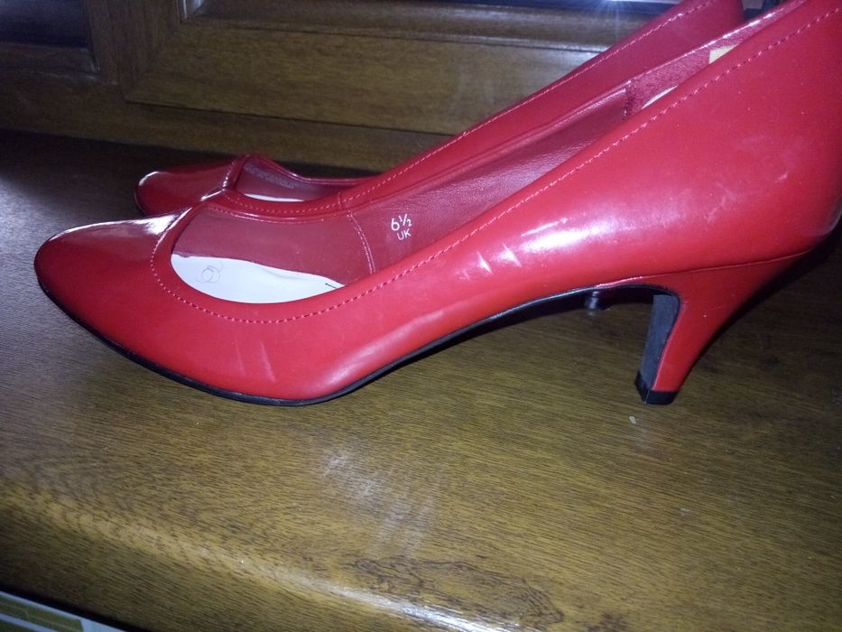 Продам туфли лакированные