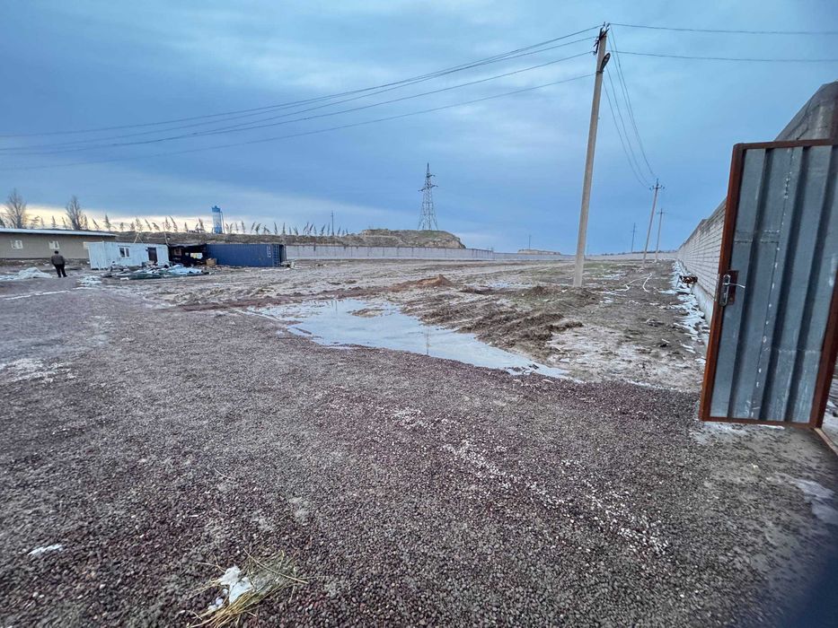 Нурафшон шахар марказида 1,30 гектар ер сотилади