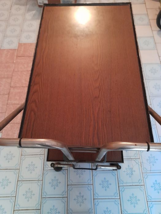 Продам  столик  .