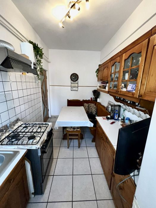 Vând apartament - 2 camere + debara, boxă la beci, spațiu în pod și loc de parcare -Piața mică