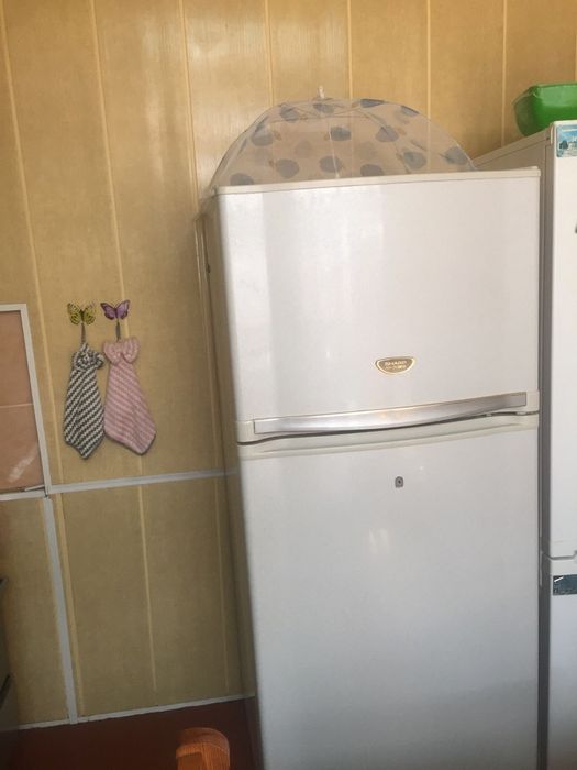 Продается двухкамерный холодильник Sharp