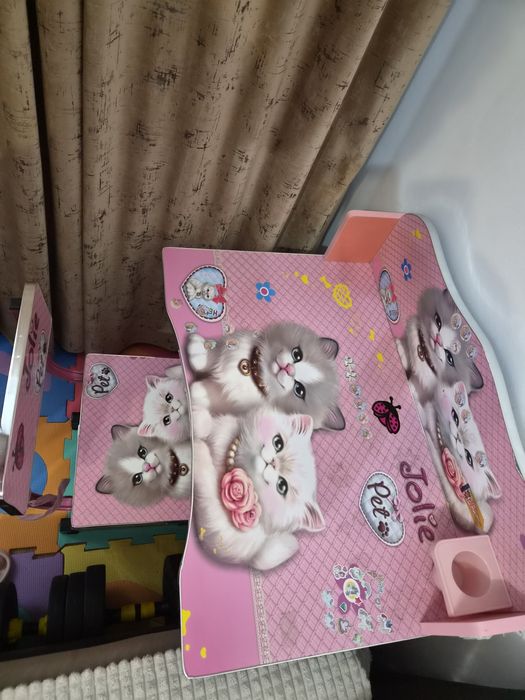 Set Birou si Scaunel din Lemn cu Pisicute pentru Fetite