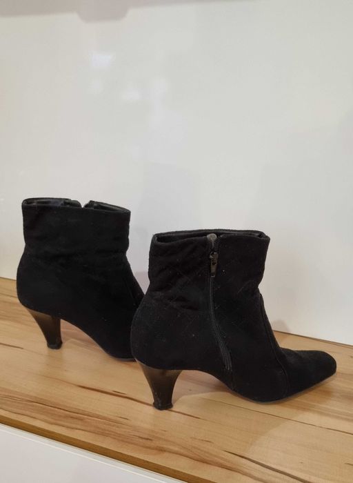 Ботуши  естествена мека кожа.Нови. С цип .
37 рр. Ток 4см. Удобни