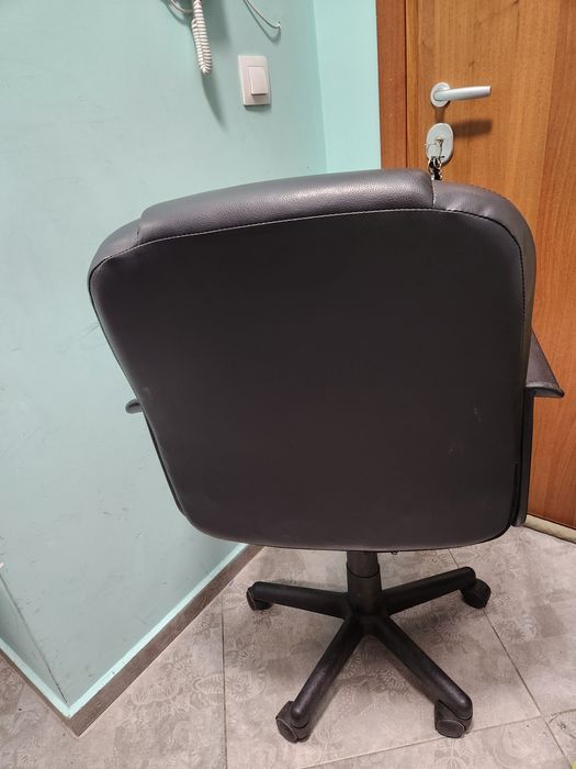 Запазен регулиращ се офис стол