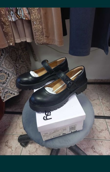 Продам новые школьные туфли 36р "Betsy"