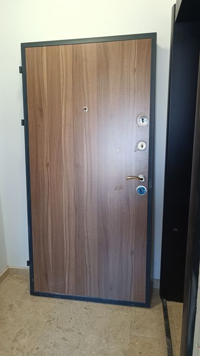 Нова входна врата и каса