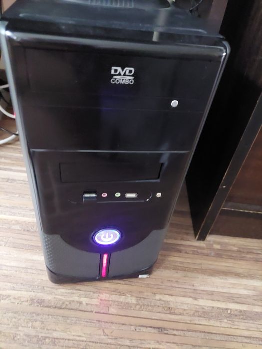 Продавам настолен компютър