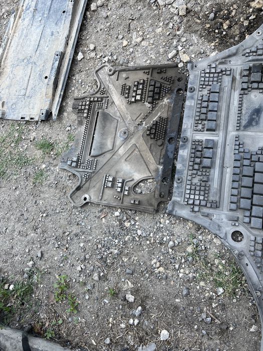 Кори под купето Audi A4 A5 Ауди А4 А5 лява дясна страна под мотор кора