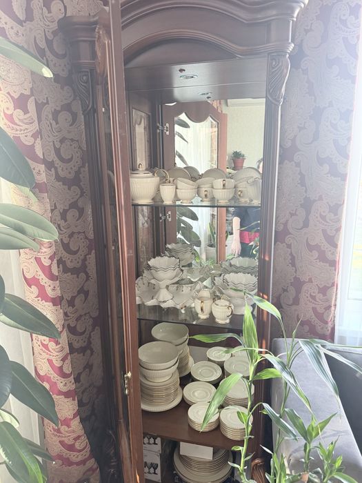 Стеклянный шкаф и подставка