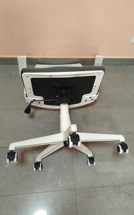 Стол въртящ регулируем БЯЛ