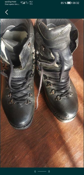 Bocanci munte Lowa 39.5 și 41 cu vibram prindere coltari