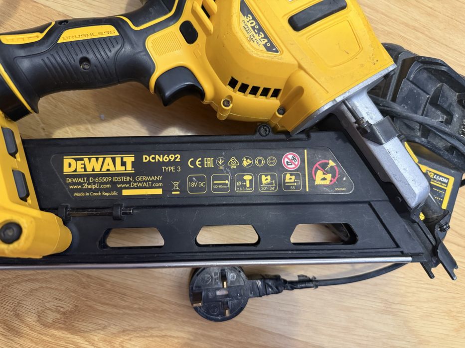 Dewalt DCN692 Такер