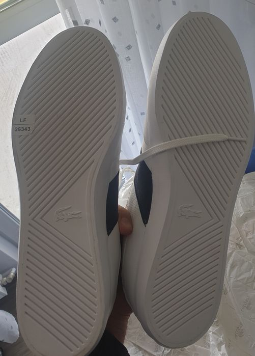 Vând pantofi sport LACOSTE