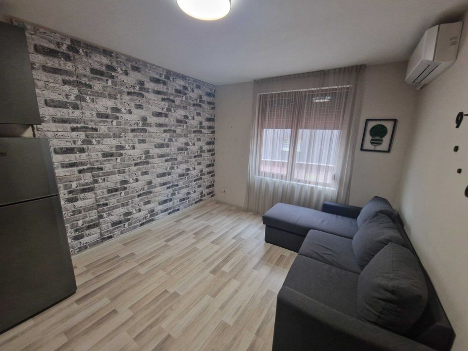 Тристаен апартамент за продажба в широк център до болница „Пулс“