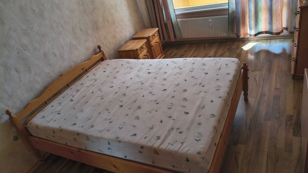 Комплект мебели за спалня от масивен чам
