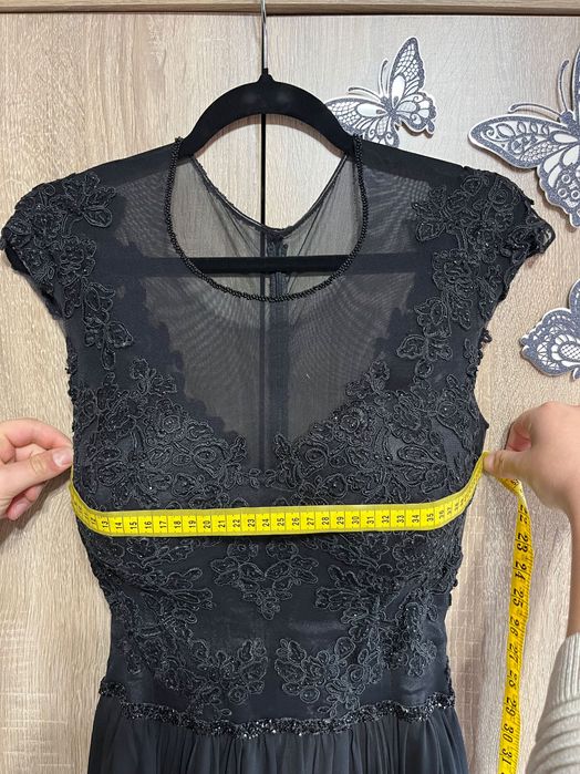 Черна абитуриентска рокля на Стоян Радичев.