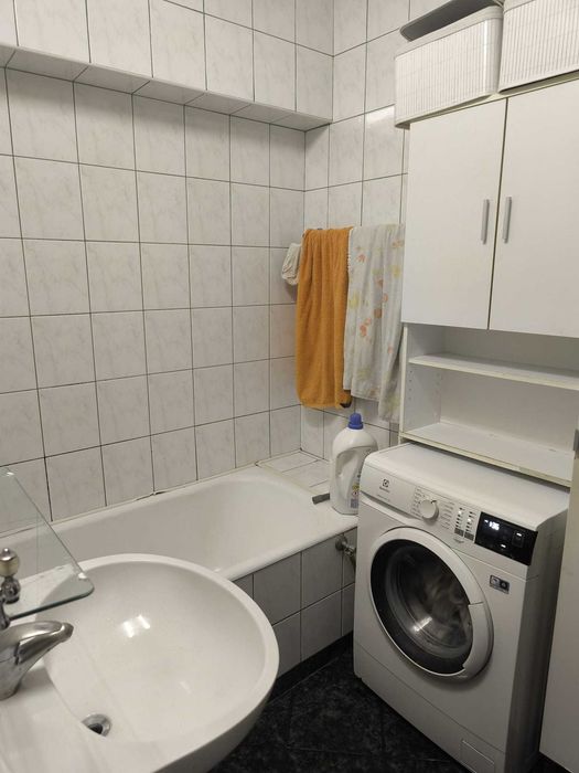 Vand apartament 4 camere , decomandat, mobilat si utilat, la autogara Militari et. 8/10