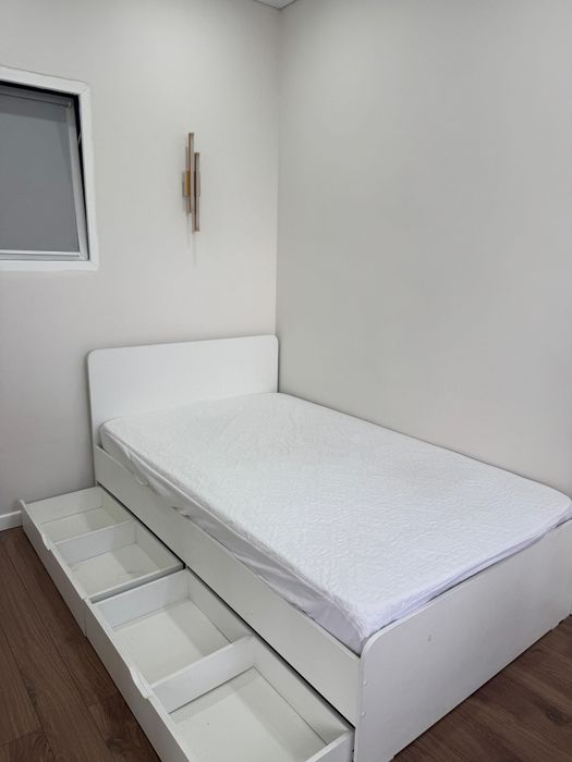 Продам кровать красивую с матрасом