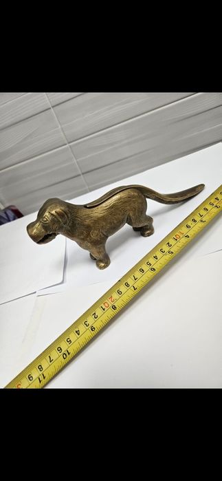 Câine bronz spărgător de nuci