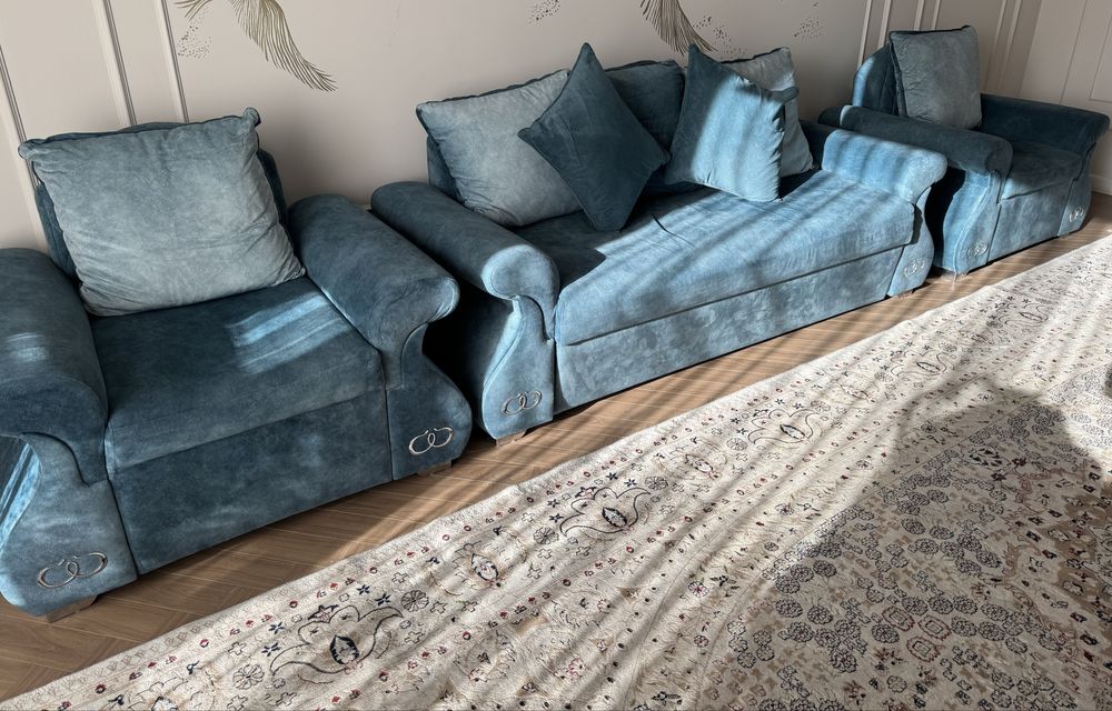 Срочно продам диван с креслами