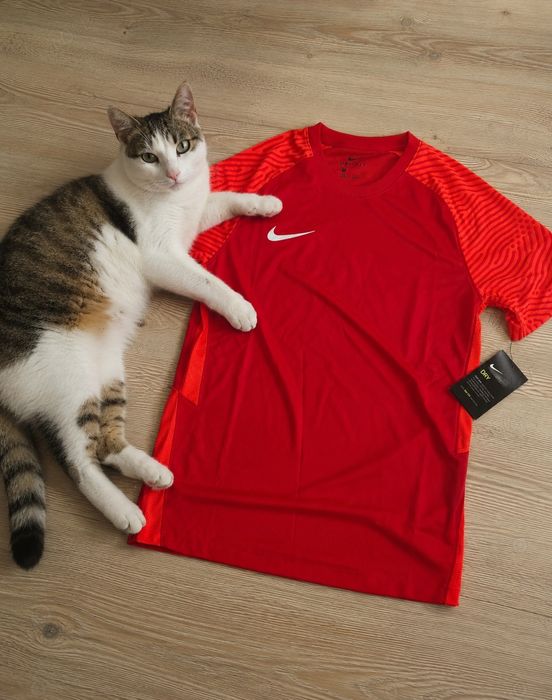 Tricou Nike    .
