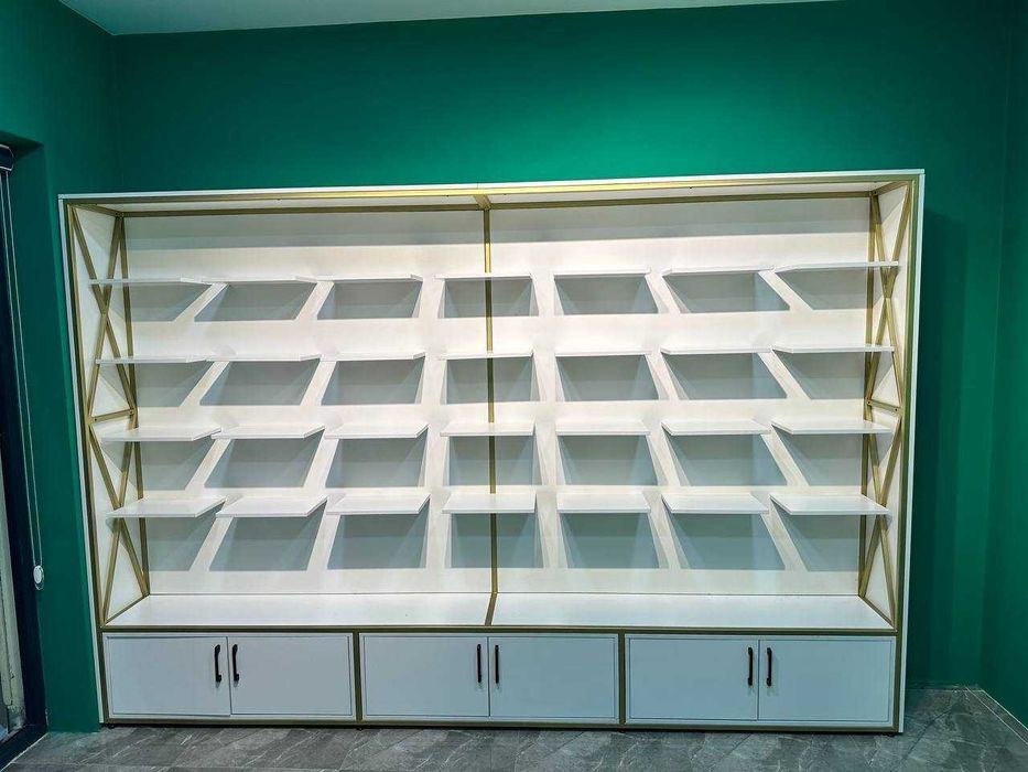 Вешалка, полки, оборудование для магазинов одежды.