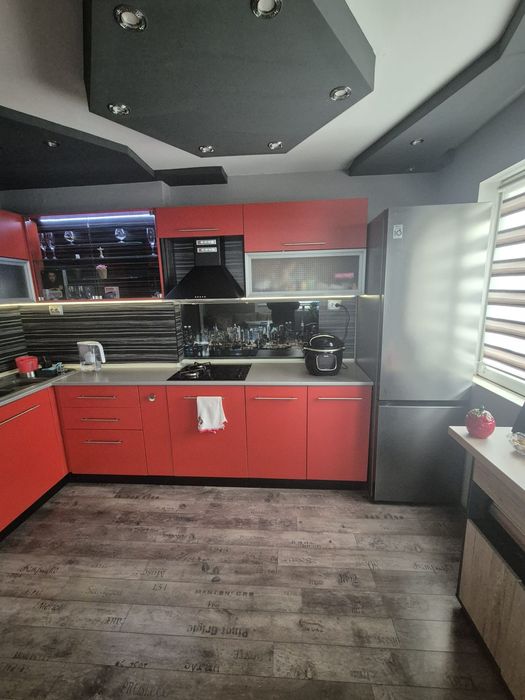 Продава 2 етажа от къща