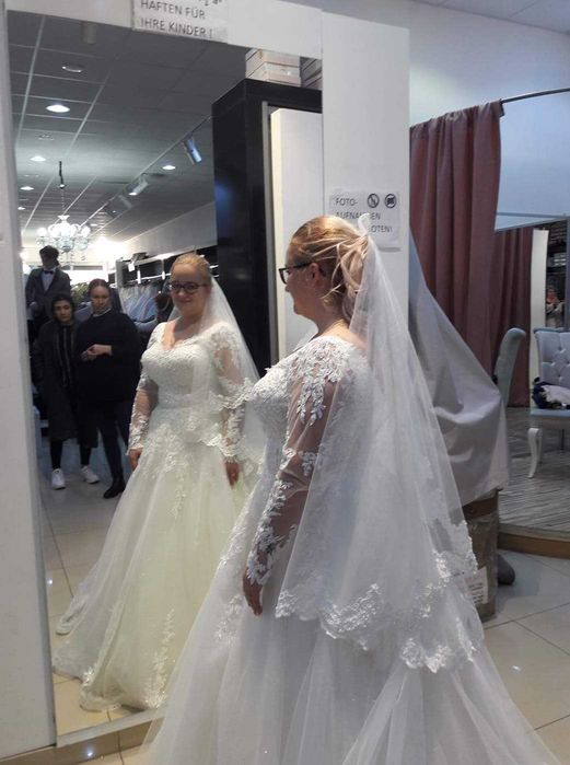 Rochie mireasă subtil sclipitoare