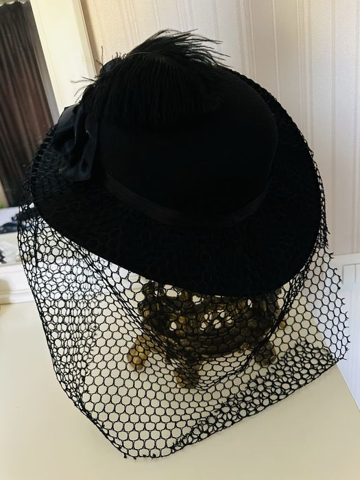 Palarie neagra , model gotic , pentru Halloween , cu pana naturala si trandafiri negri , eleganta si de efect , masura universala