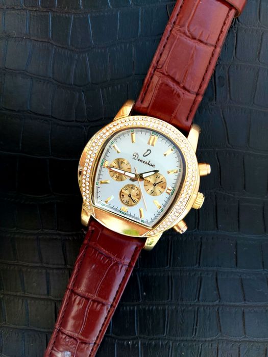 Новые наручные часы.